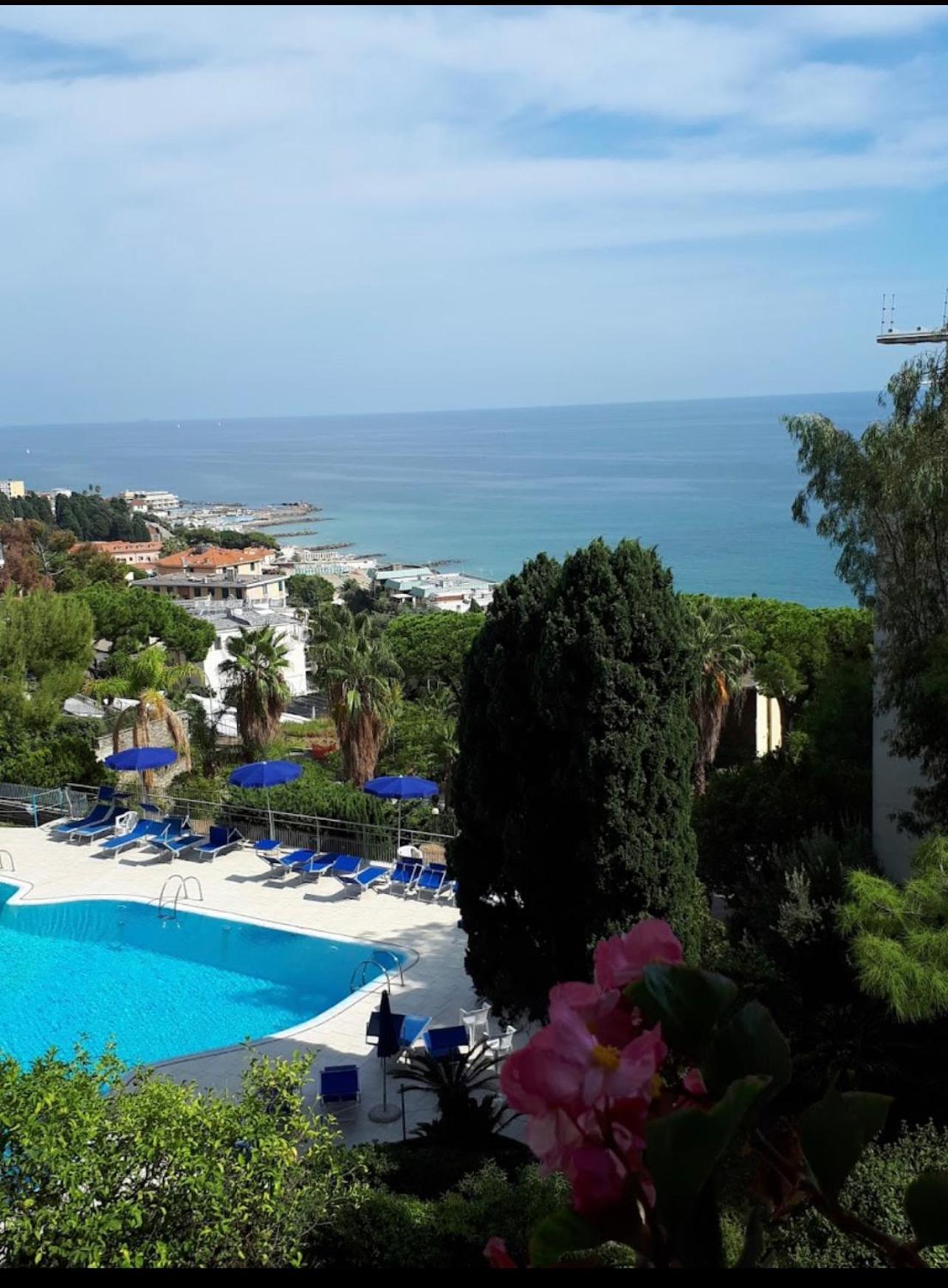 Mamariviera Home Holidays Sanremo - Casa Vista Mare Con Piscina Exterior photo